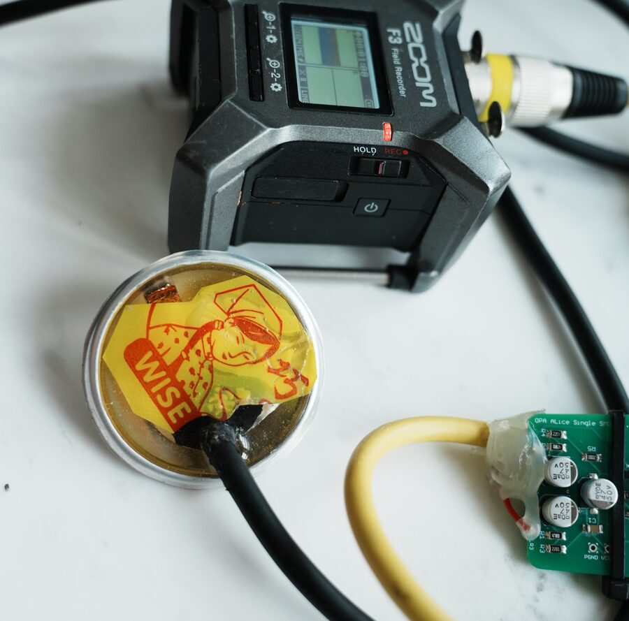 Contact microphone connected to a Zoom field recorder