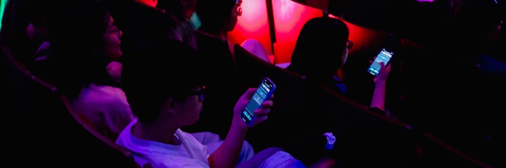 Audience smartphones joined to the Qianji framework during the performance